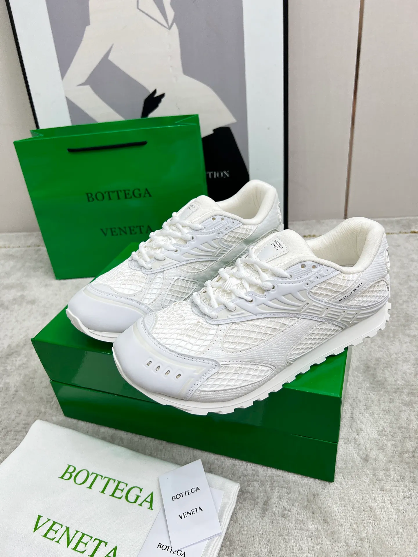 P540. Top version (couples model) Bottega Veneta Bottega Veneta 23ss autumn and winter show BV Orbit sneakers Wang Yibo's same style couples casual shoes dad shoes! Runner sneakers! Original purchase and development!  Made of original lightweight technical mesh fabric, the same as the original version! The process is complicated!  Paired with a rubber outsole designed with a geometric pattern, the high version of the Wang Zha series is actually much taller, but the legs still look slim. Very nice. Durable and playable, standard and version-matching shoe package technology, look for high-end versions. The original outsole is exclusively molded, and the color-blocked TPU outsole is used. The material and weight are the same as the original!  Size: #Female 35-41 (40 and 41 customized sizes are non-refundable) Male 39-45 (45 size customized are non-returnable and exchangeable)